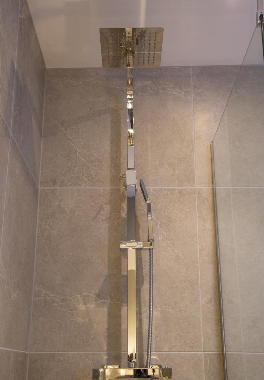 Winckley Stays Preston  Eksteriør bilde A shower rail