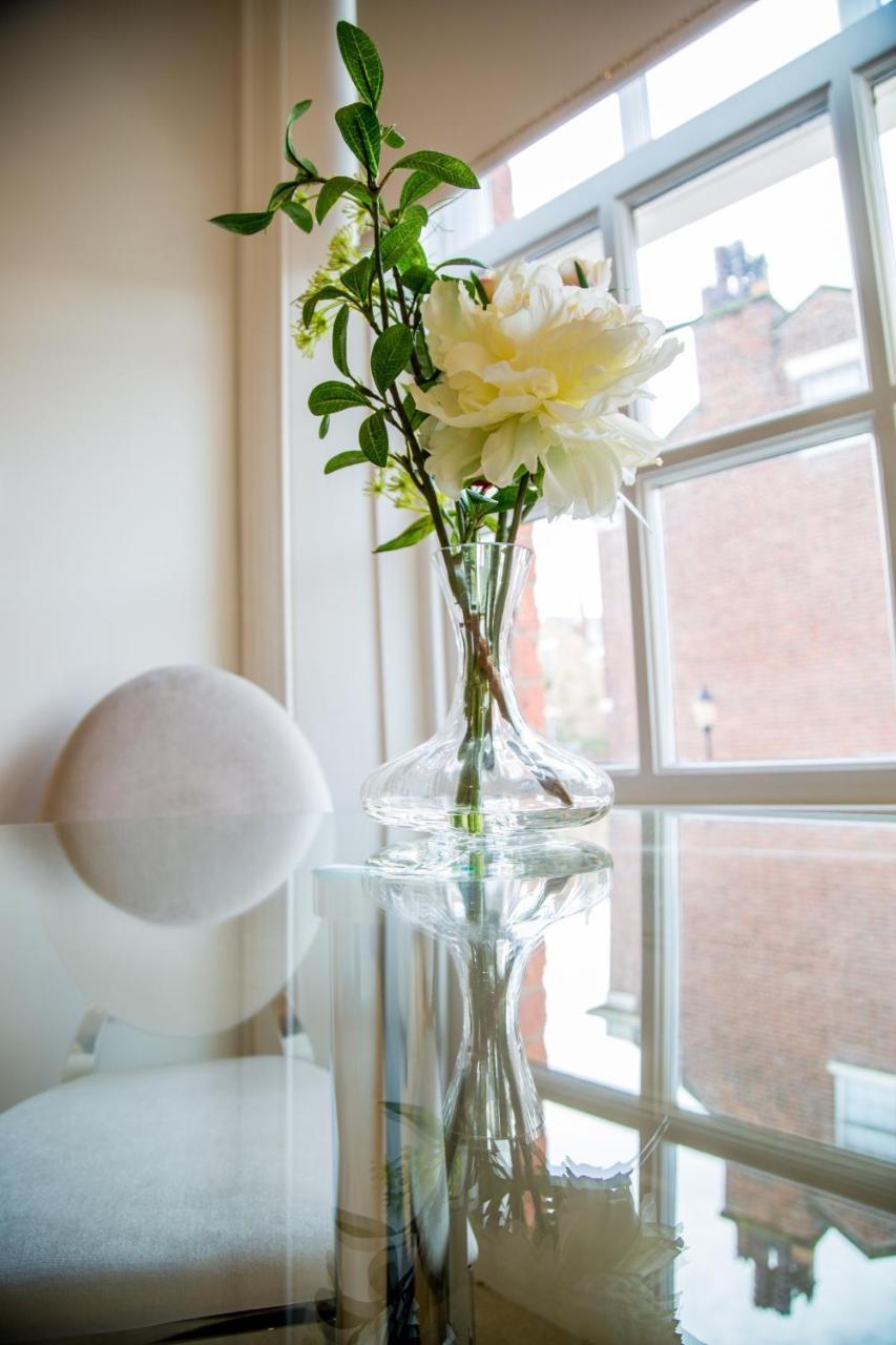 Winckley Stays Preston  Eksteriør bilde A vase of flowers