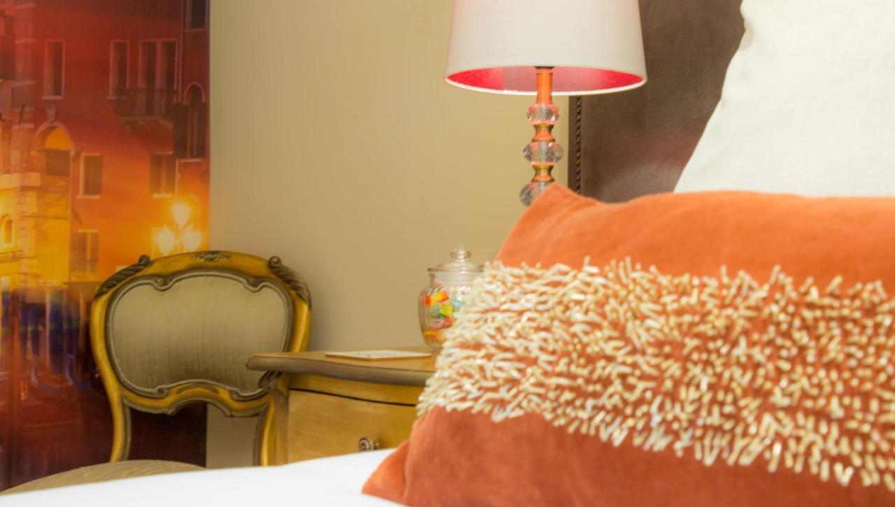Winckley Stays Preston  Eksteriør bilde A throw pillow
