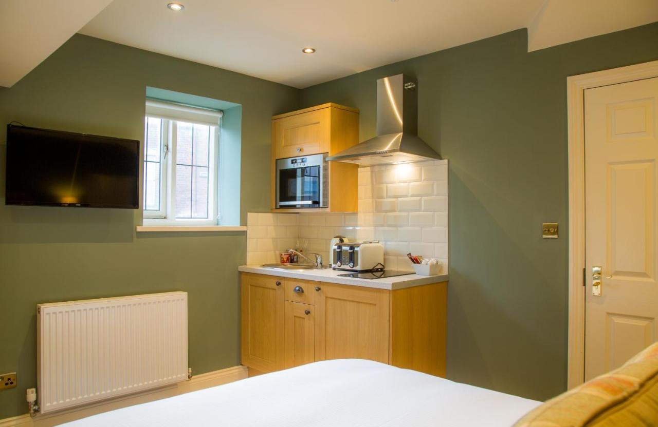 Winckley Stays Preston  Eksteriør bilde A small kitchen in a studio apartment